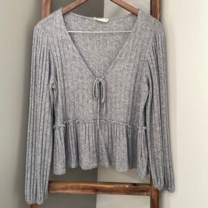 Altar’d State woman’s v-neck sweater top
Pre~Loved excellent condition